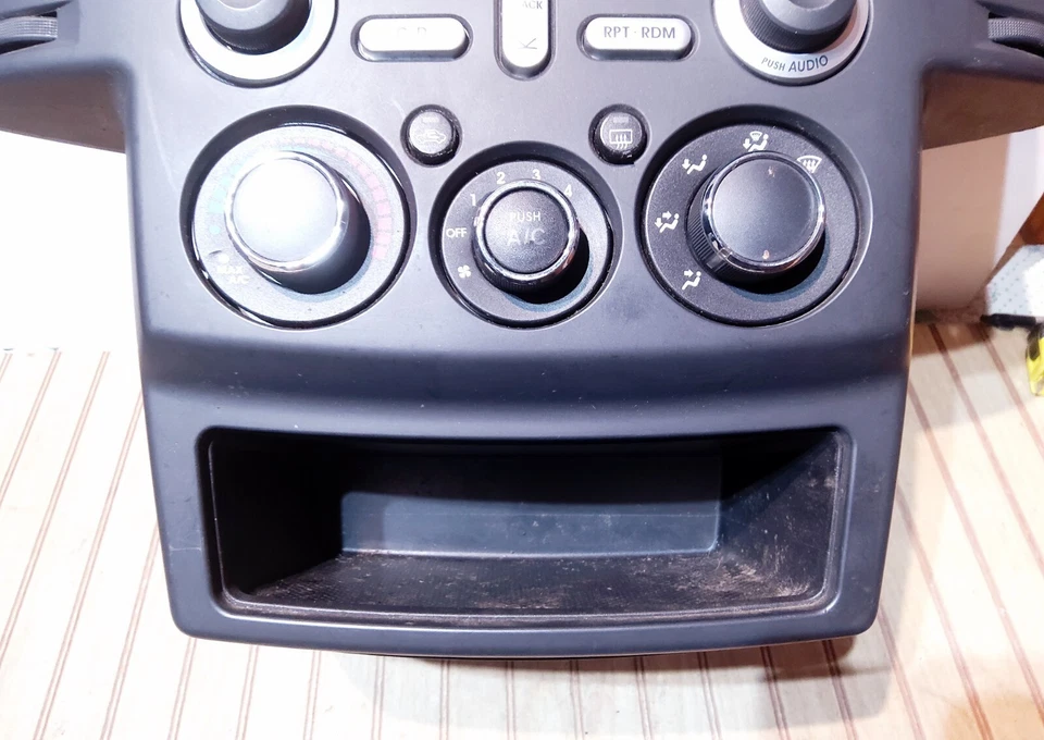 Placa frontal de radio Mitsubishi Endeavor 2006-2008, control de clima y bisel OEM  Foto 3 de 4