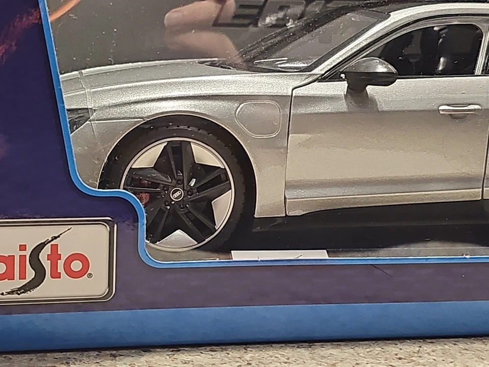 Coche fundido a presión escala 1:18 Maisto edición especial 2022 Audi RS e-tron GT Foto 3 de 4