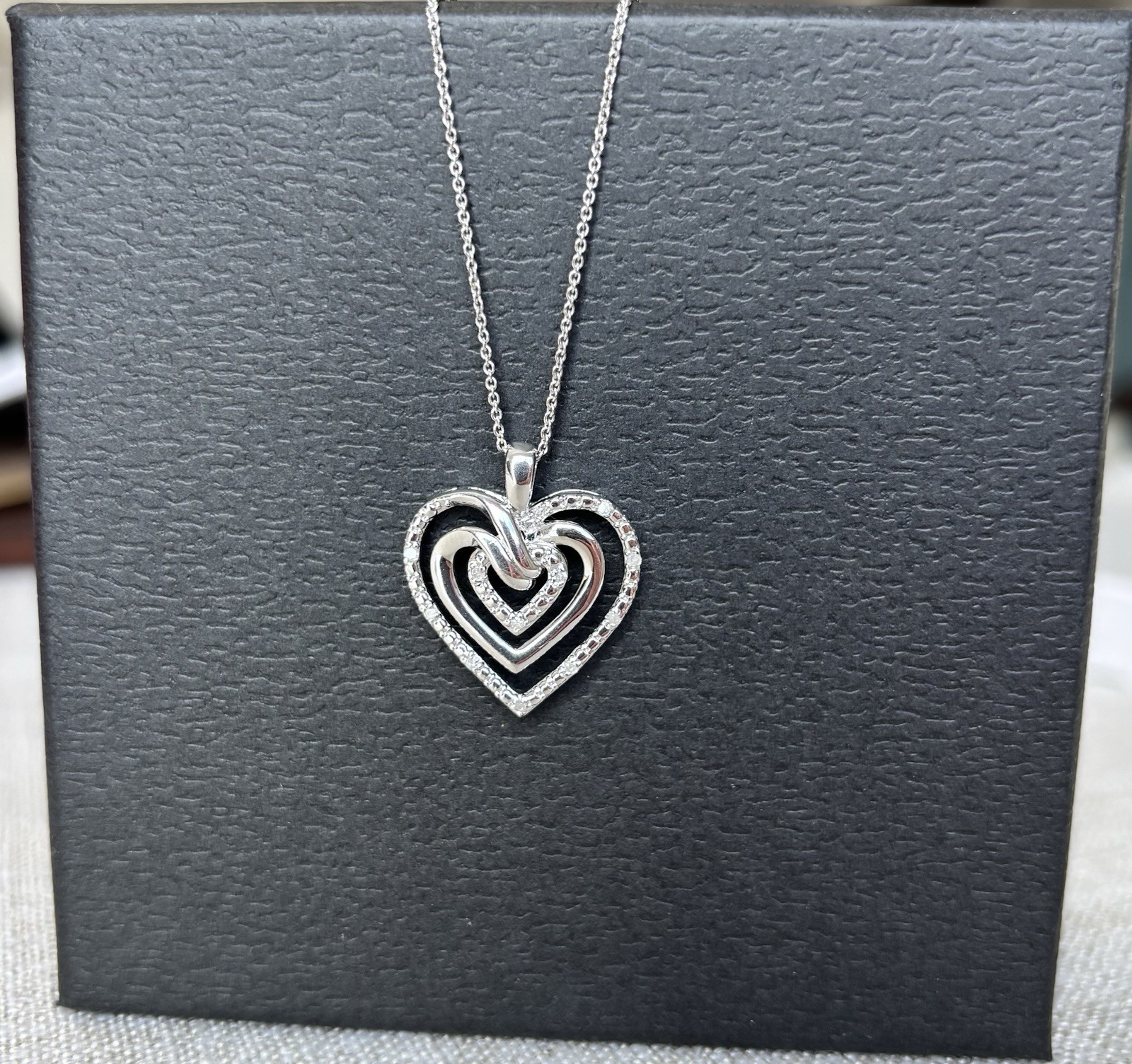 CeaKlev S925 sterling Silver Heart Necklace NIB.