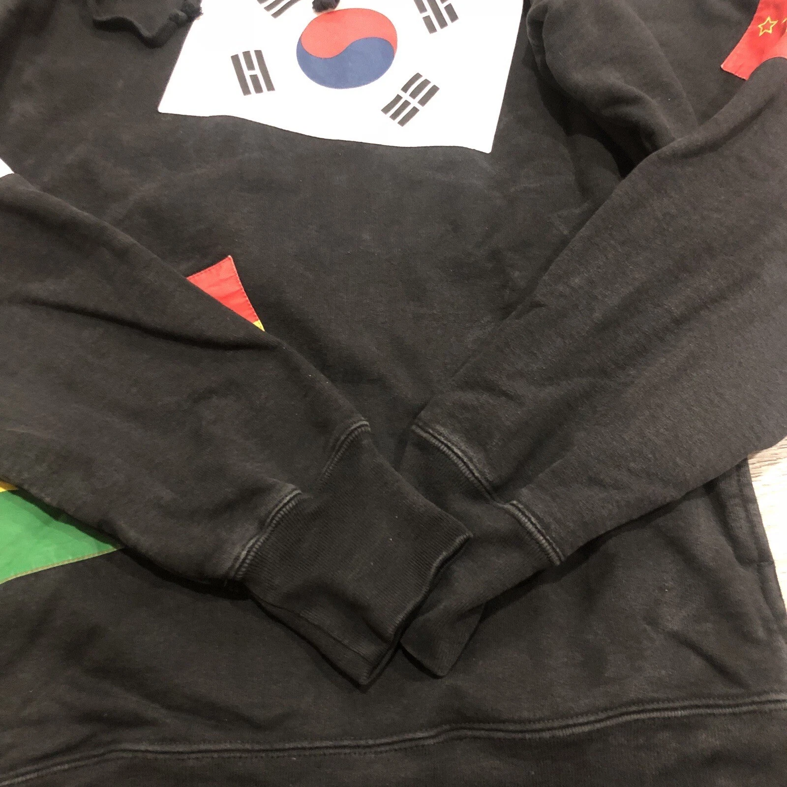 Rara felpa con cappuccio pullover Supreme Flags Patch Hype Street nera media