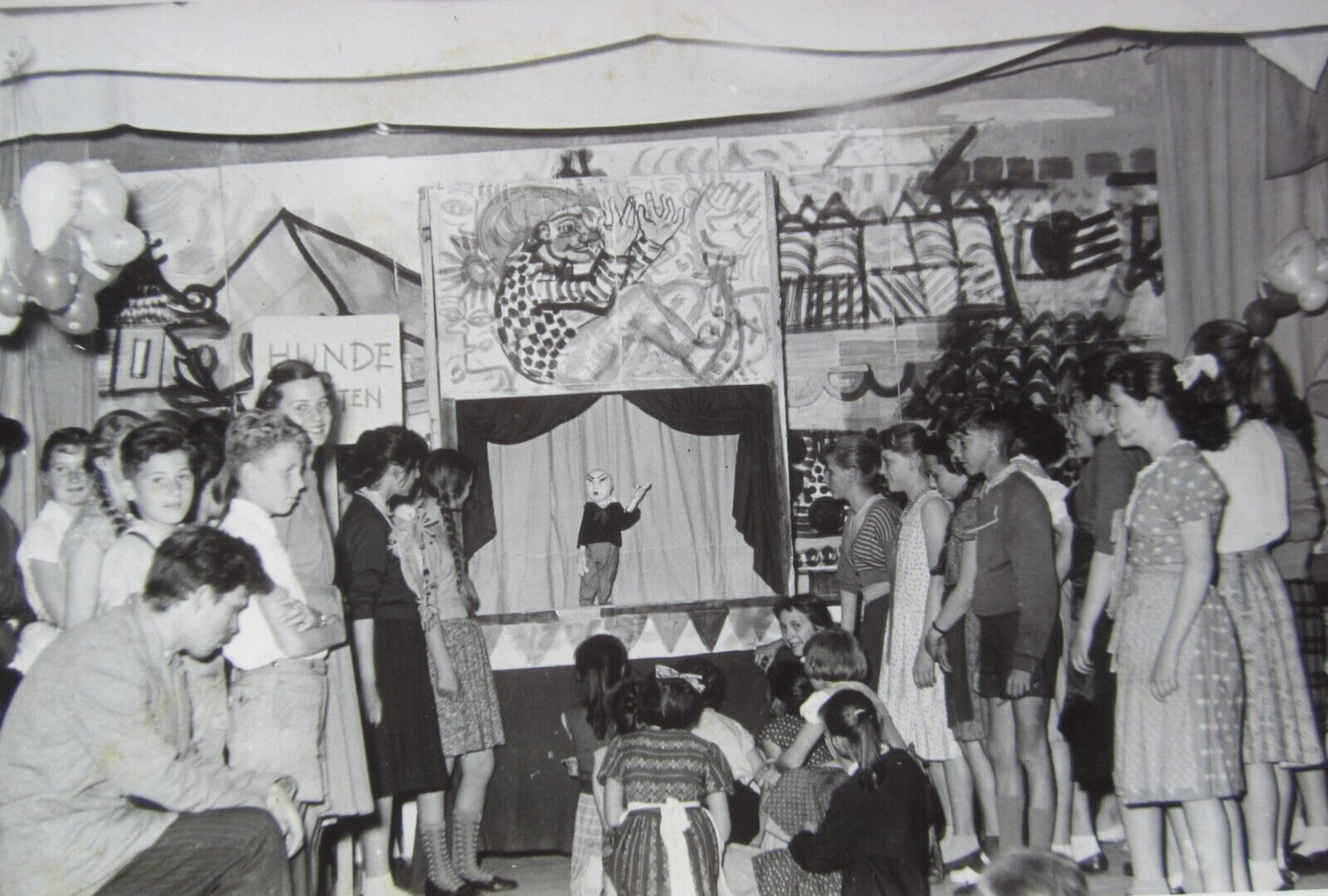 Orig. Foto-Postkarte Kinder Kasperl Theater Oper Puppentheater Vorstellung 1955