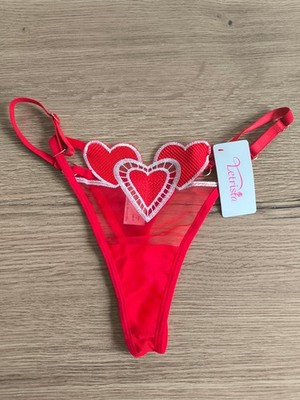 roter String mit verstellbaren Herzen