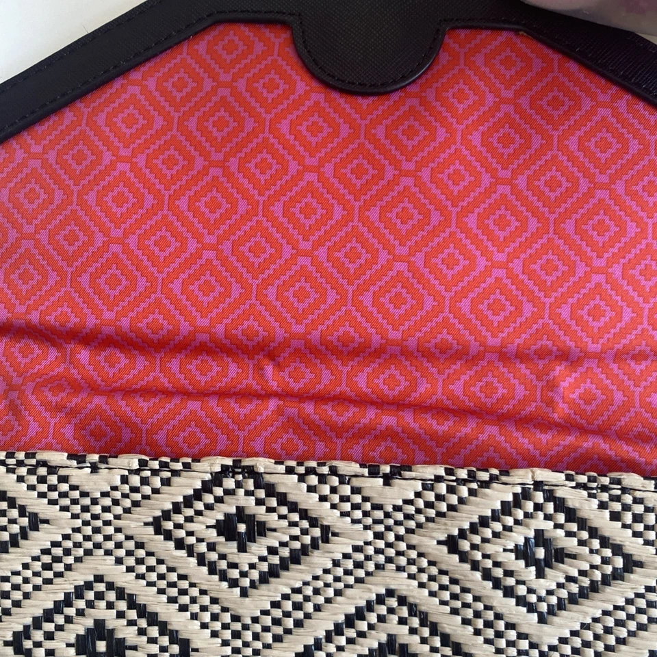 Bolso sin asas de paja Stella & Dot cierre magnético bonito forro rosa negro y tostado boho Foto 3 de 4