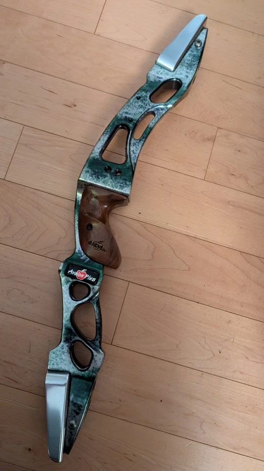 Archery: Left Hand Hoyt Avalon+ 23" Olympic Recurve/Barebow ILF Riser - Image 3 of 4