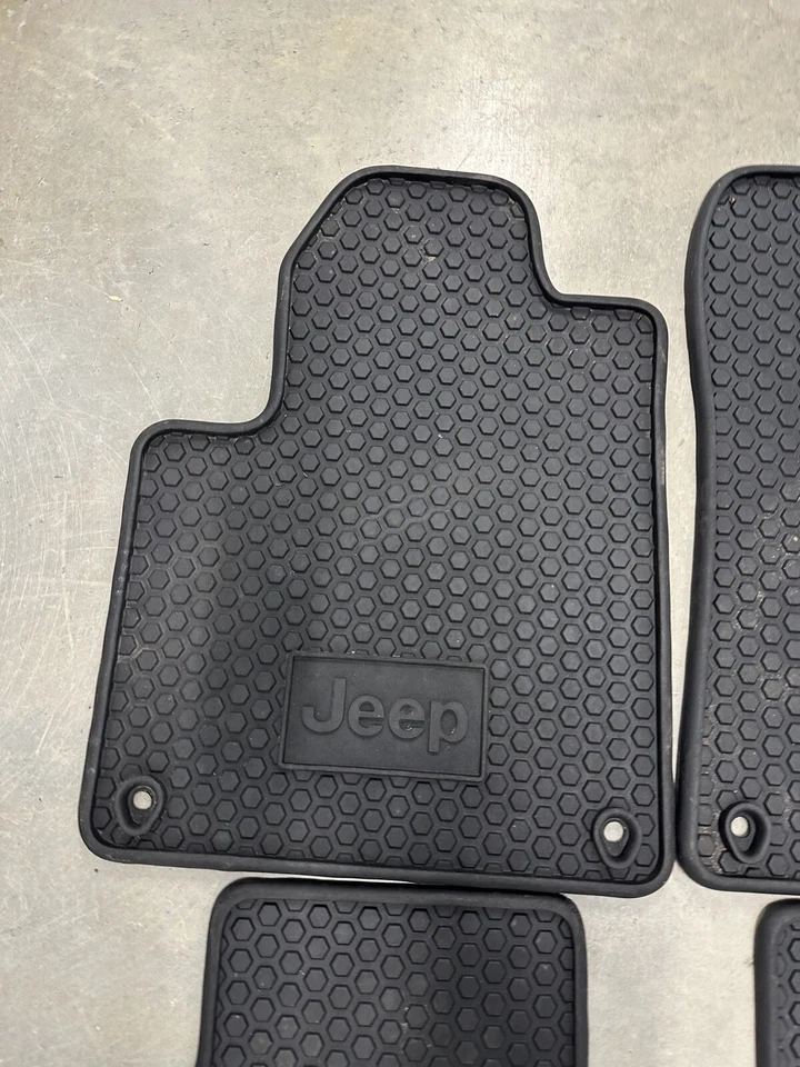 2014-2023 JEEP CHEROKEE TAPETES DE ASSOALHO DE BORRACHA DIANTEIROS TRASEIROS PARA TODAS AS CONDIÇÕES CLIMÁTICAS FABRICANTE DE EQUIPAMENTO ORIGINAL - Imagem 3 de 4