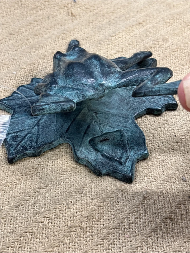 Llamador de puerta de rana de latón SPI San Pacific International Verdigris con tornillos Foto 4 de 4