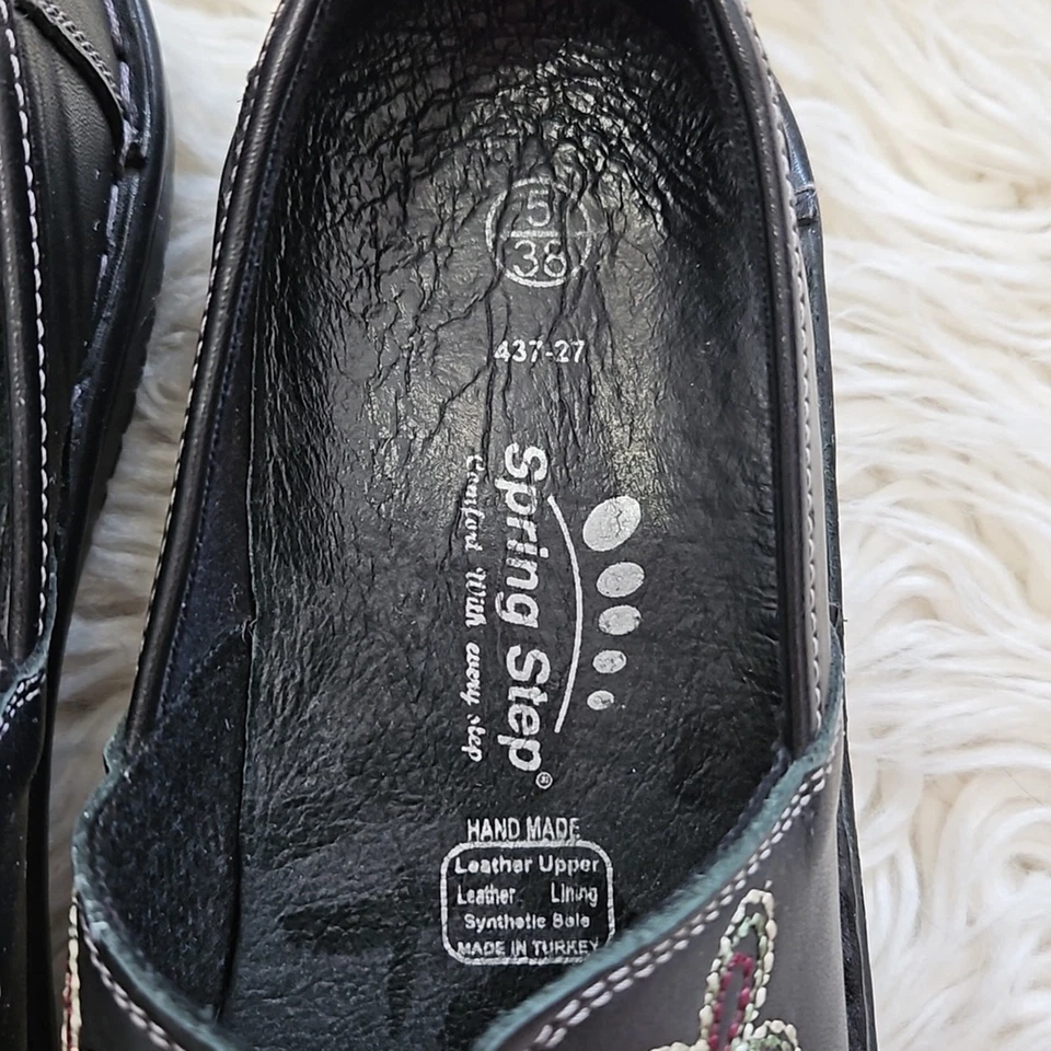 Zapatos bordados con zueco de cuero negro Spring Step para niñas Foto 3 de 4