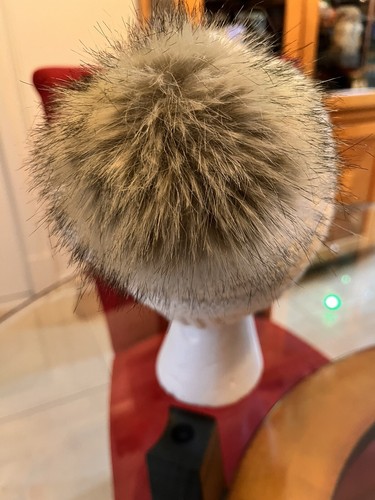 C.C Exclusives FUR POM BEANIE HAT IN IVORY USED - Picture 4 of 9