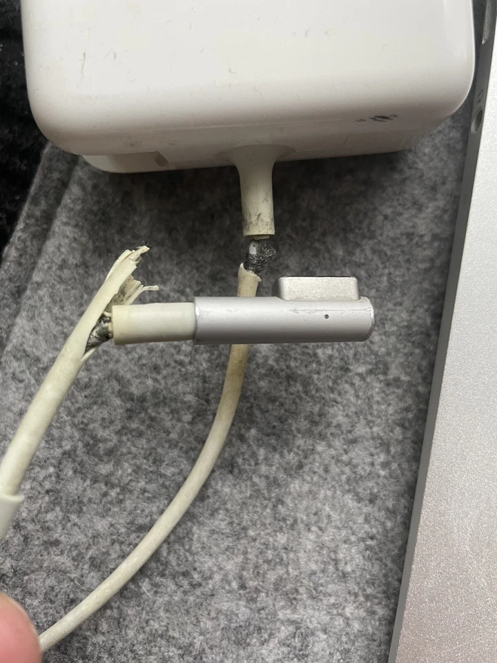 Apple MacBook Air A1369 1.7GHz i5, 4GB RAM, 128GB storage, 2011 - Image 3 of 4