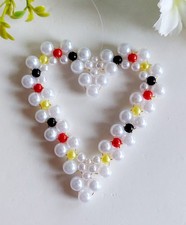 Ein Herz für die WM  Perlen weiß schwarz rot gelb  ca. 6,7x6 cm  Handarbeit ❤️