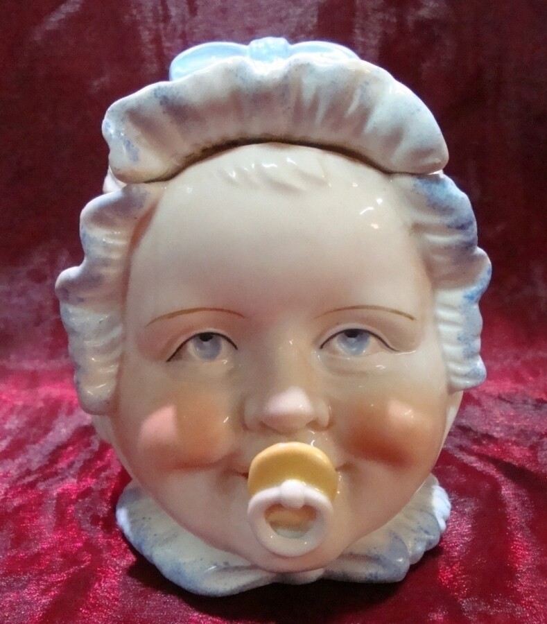 Baby Figure Jewelry Box in Art Deco and Nouveau Porcelain Design-image