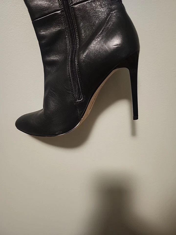 Neiman Marcus Botas de Cuero Negro Hasta la Rodilla Molley Tacón Alto Detalle de Cadena 8 Foto 4 de 4