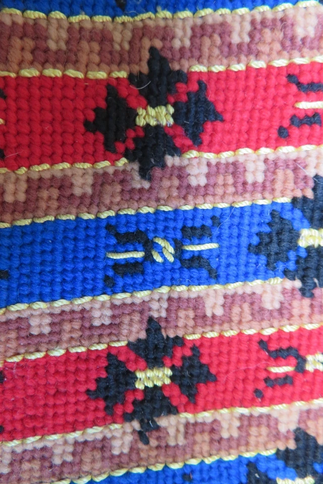 MOTIFS brodés POINT COMPTé anciens pour PAIRE de PANTOUFLES INSOLITE - Photo 3/4