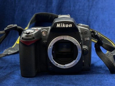 Nikon D90 12.3MP DX-Format Digitalkamera DSLR Kamera schwarz - nur Gehäuse