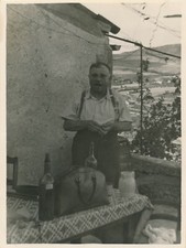 Snapshot homme vigneron table campagne bouteilles de vin sac campagne apéritif