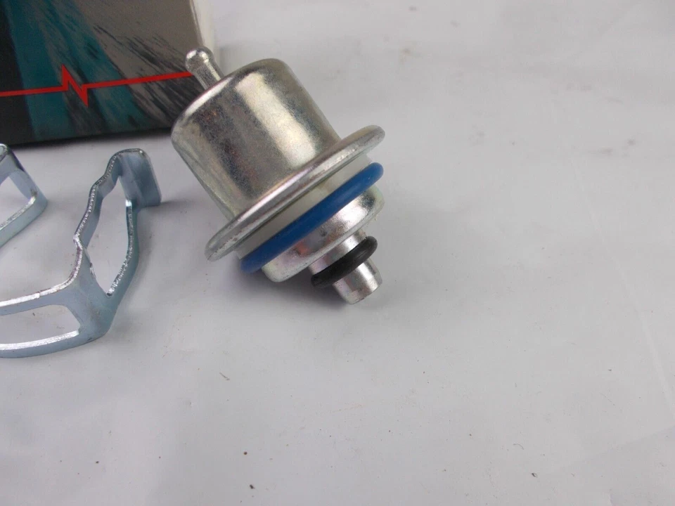 Regulador de presión de inyección de combustible BWD 24067 se adapta a; Chevrolet y GMC Foto 2 de 4