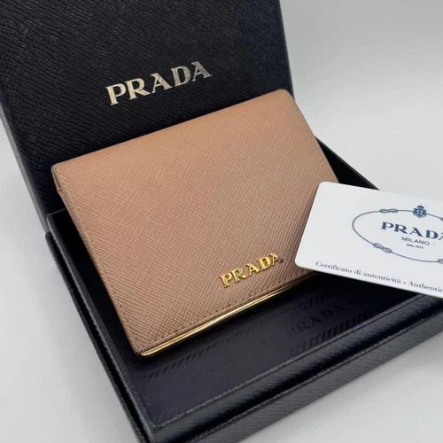 Portefeuille Prada bi pli Saffiano beige logo doré authentique