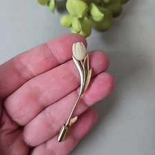 Vintage AVON Gold Tone Carved Tulip Flower Stick Pin