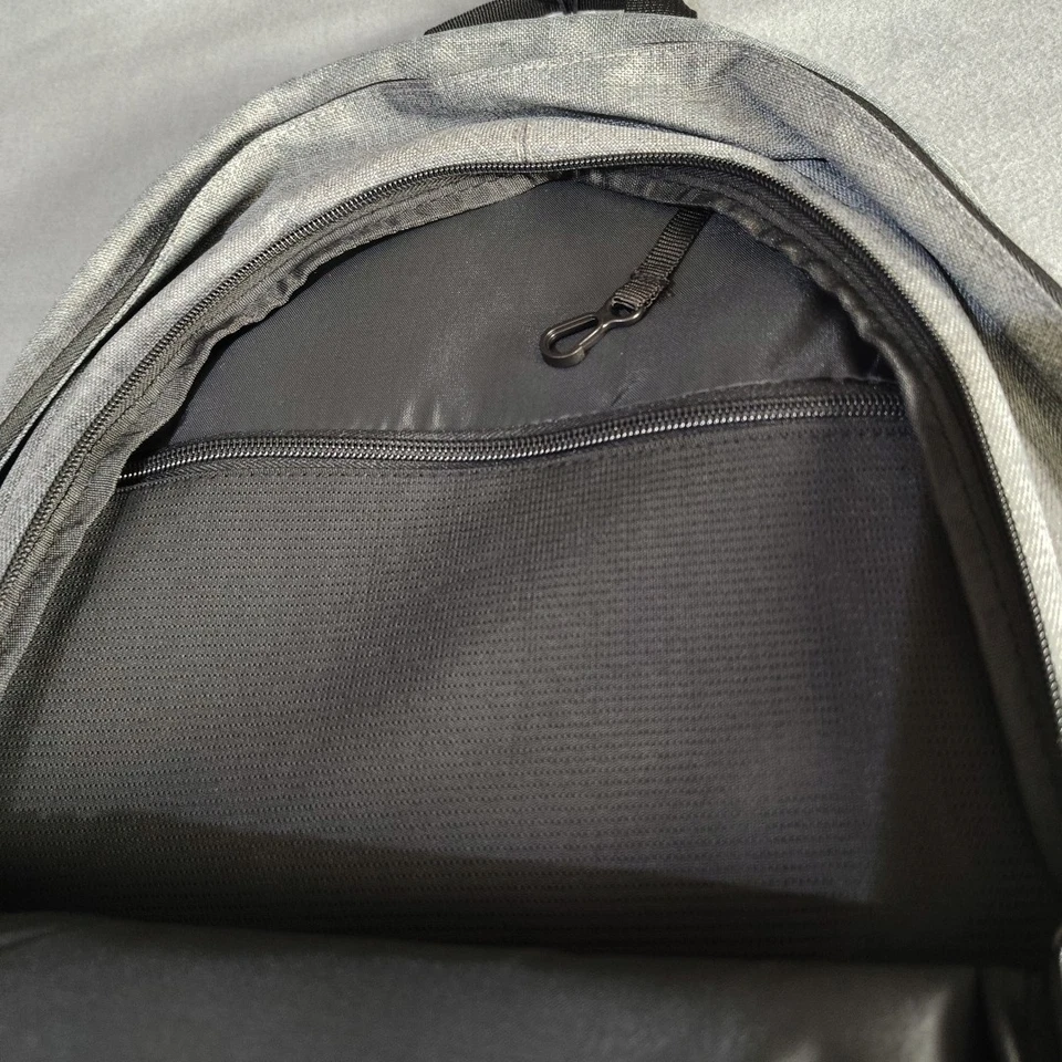 RVCA - Mochila Vertiline - Gris/Negro/Rojo - Precio de venta sugerido por el fabricante $55 Foto 4 de 4