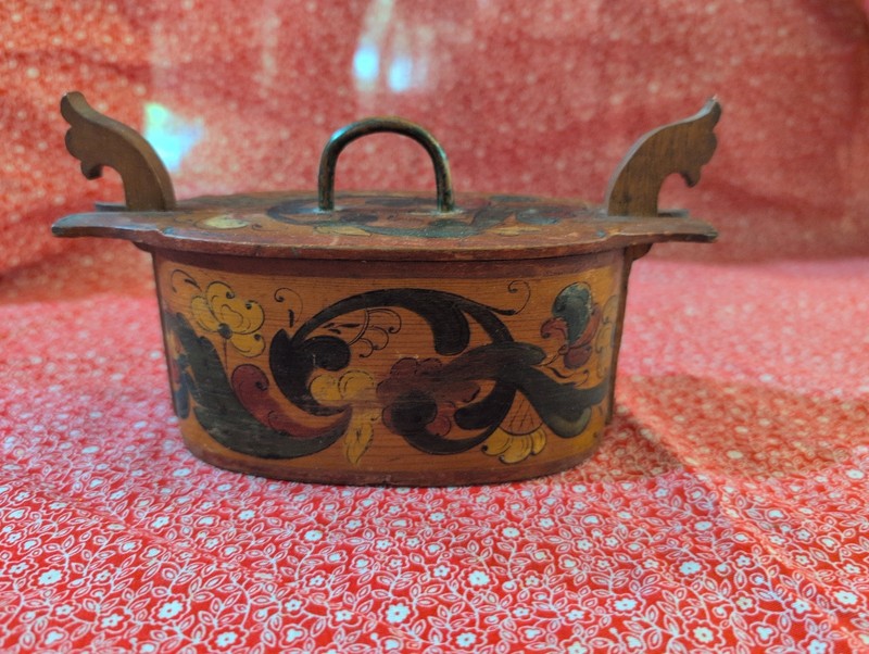 Vintage Norwegian Rosemaling Tine Wood Hand painted Box 6" (EA)