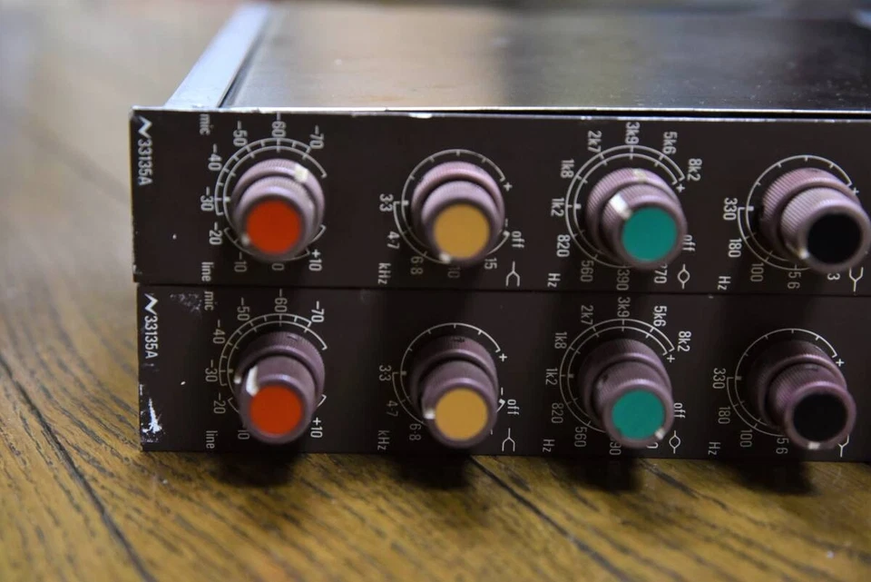 Par de preamplificador de micrófono NEVE 33135A ecualizador de 3 bandas par vintage en rack Foto 4 de 4