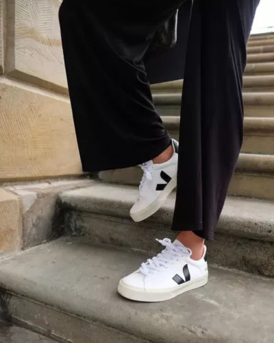 Zapatillas informales Veja de cuero con cordones bajas para hombre y mujer - Imagen 7 de 14