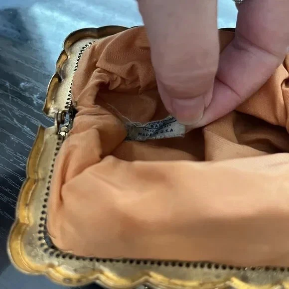 Bolso pequeño de noche de hombro con cierre de cristal de malla dorada Whiting & Davis de colección Foto 2 de 4