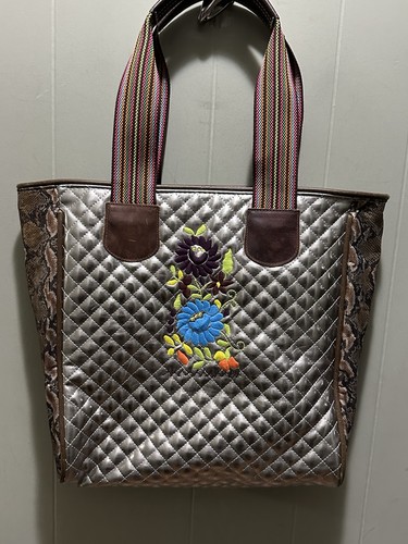 Bolso de Mano Consuela Acolchado Metálico Plateado y Estampado Animal Noche Shopper Med - Imagen 5 de 10