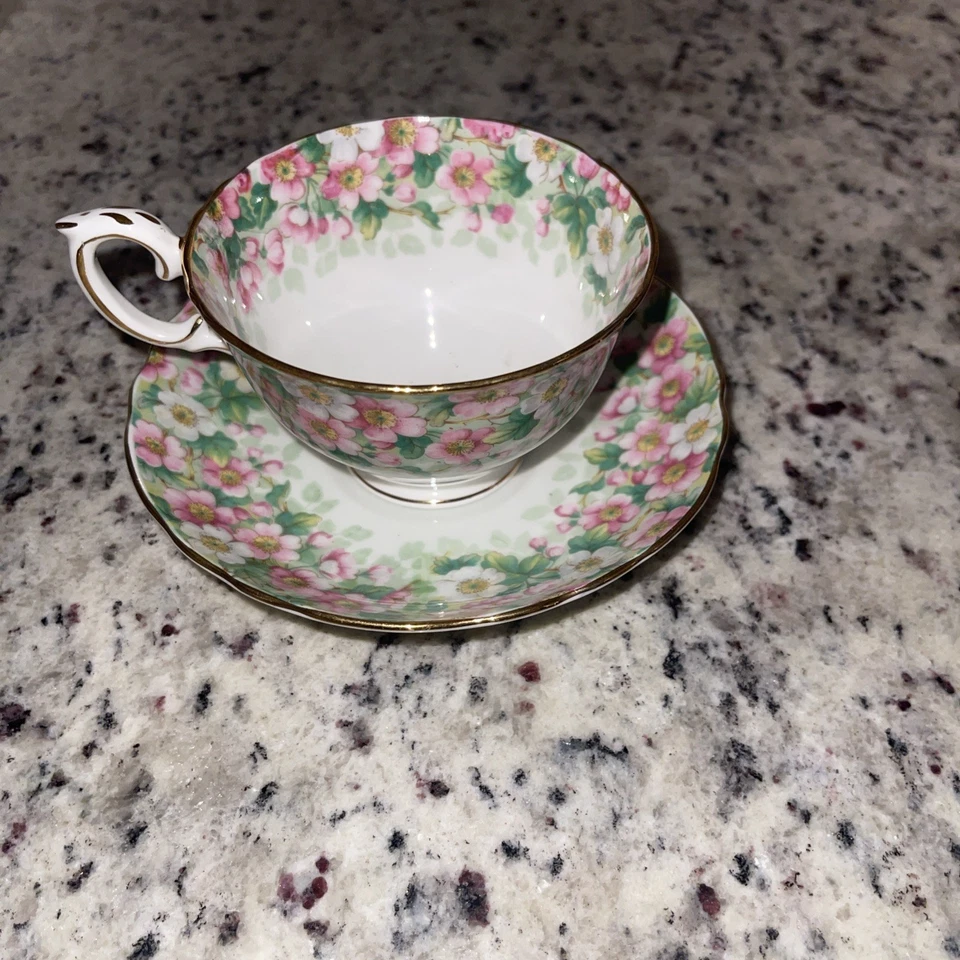 Juego de taza/platillo de té Crown Staffordshire Bone China Maytime Foto 2 de 4