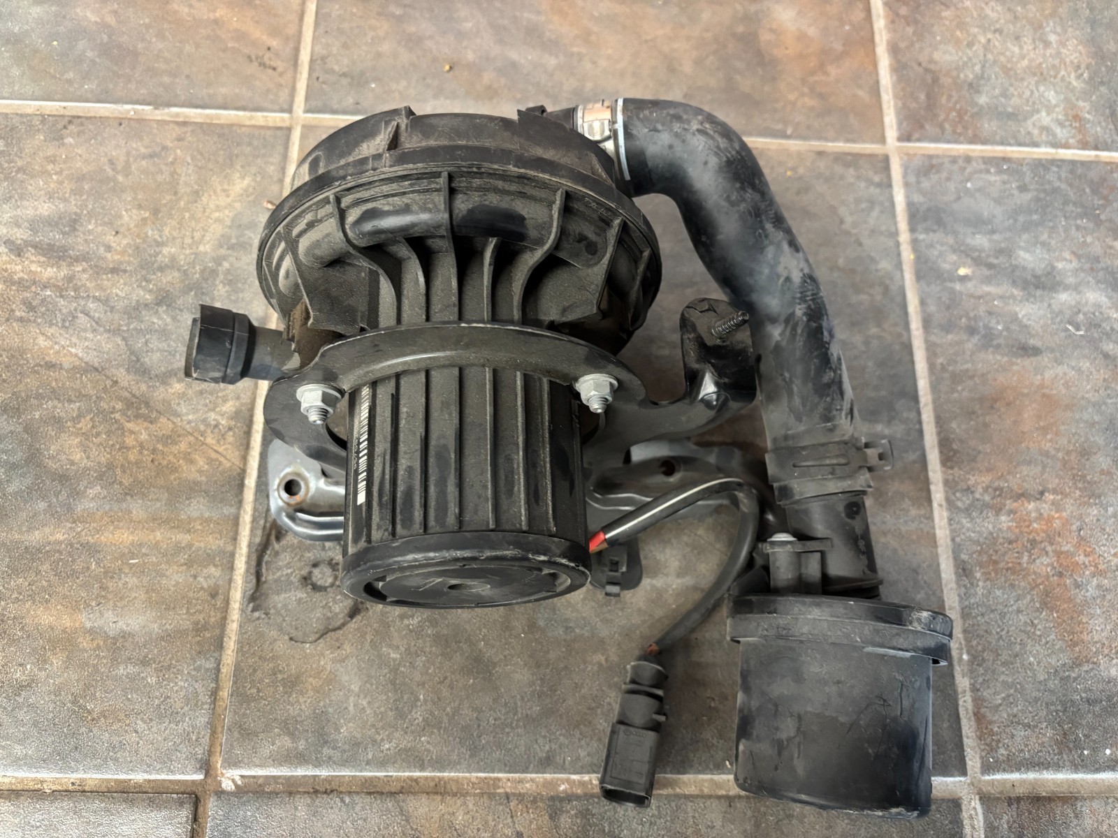 LAMBORGHINI HURACAN PASSENGER REAR RIGHT HAND SIDE VACCUM PUMP 4S0 906 601