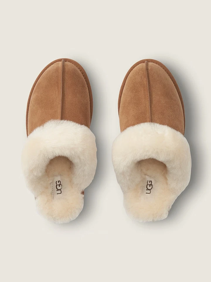 VENDA!! Chinelos femininos UGG Scuffette II, tamanhos EUA castanha - Imagem 2 de 3