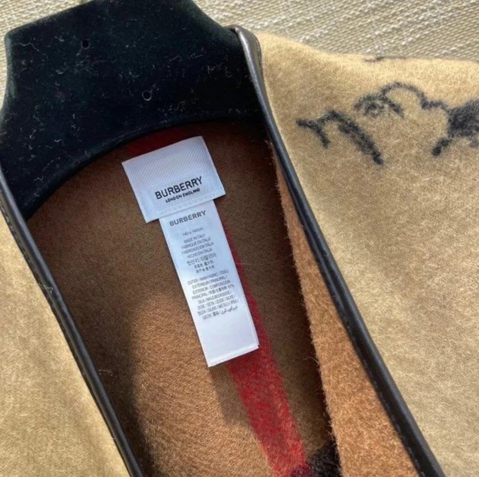 Envoltura de cachemir a cuadros camel Burberry de lujo - Capa reversible con caballero ecuestre Foto 2 de 4