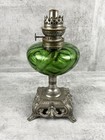 Lampe à pétrole ancienne, verre vert, lampe de table, base métal décorée 25cm