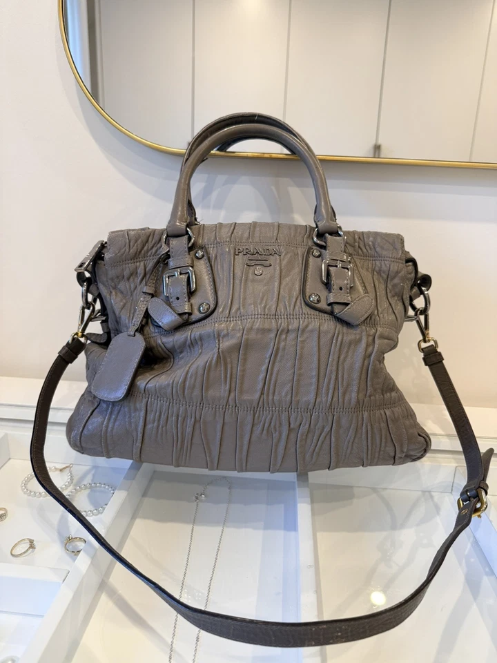 Sac À Main PRADA Nappa Gaufre Cuir Plissé Gris Argilla - Certifié ENTRUPY - Photo 3/4