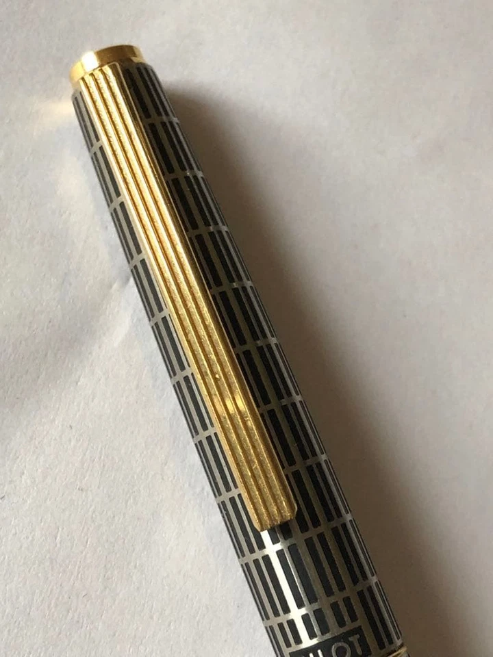Pluma Estilográfica PILOT Gris Rayas Clip Oro 18k Diseño Delgado Instrumento de Escritura Foto 4 de 4