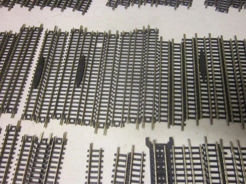 Lot of 86 Trix N Scale Straights and Curves Train Tracks - Image 4 of 4
