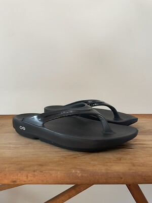 Oofos OOmega OOlala Flip Flops Black Pantent Sandals Recovery