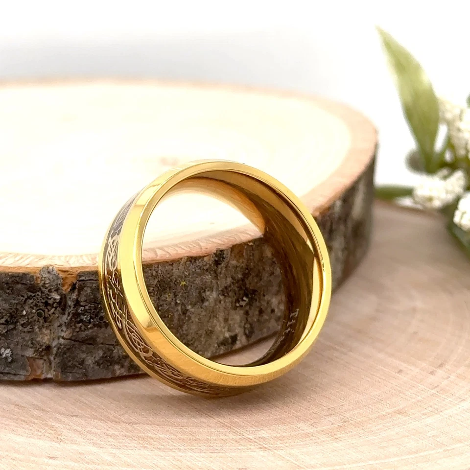 Anillo de titanio de oro pulido de 9 mm con incrustaciones de nudo celta sobre banda de madera para Navidad Foto 3 de 4