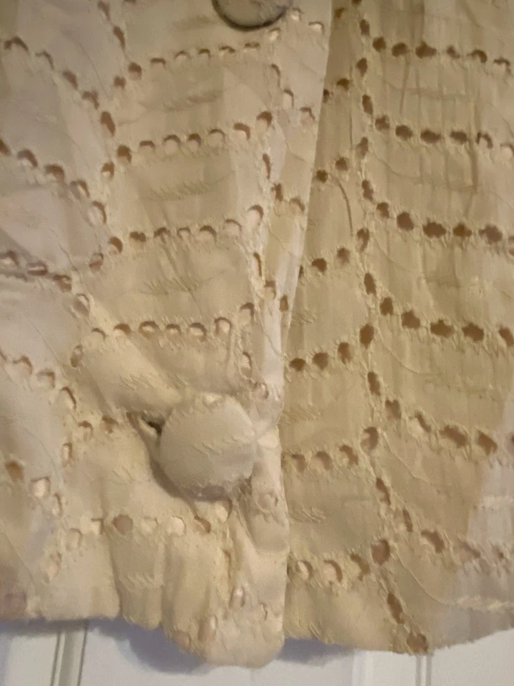 Chaqueta corta bolero de encaje con ojales crudos personalizada vintage de los años 60 ~ forro de tafetán ~ XS ~ EN MUY BUENA CONDICIÓN Foto 3 de 4