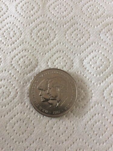 Royal Wedding 1981 Prince Charles and Princess Diana Commemorative Crown Coin - Picture 1 of 2