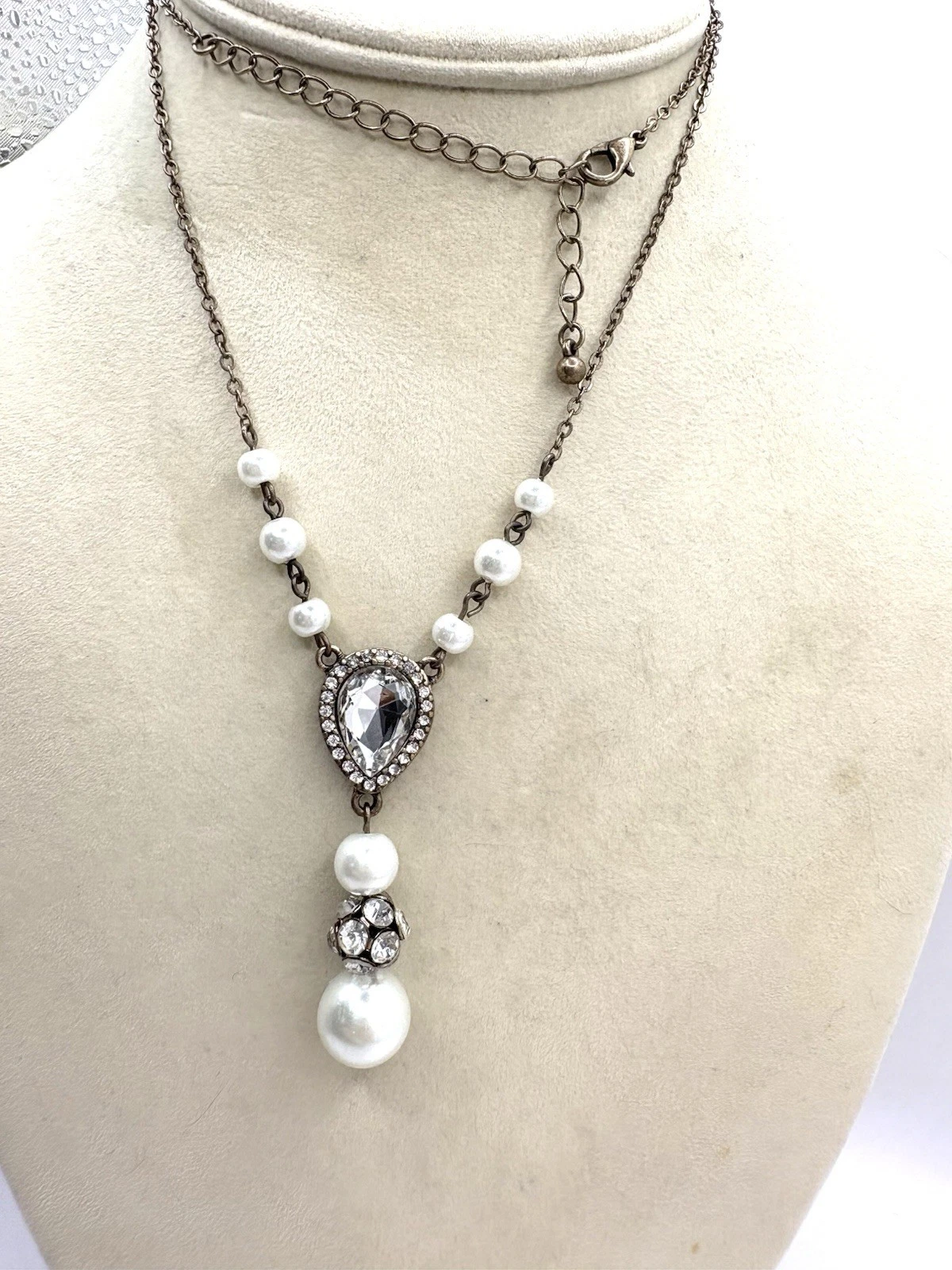 VETEMENTS Collana goccia Y strass cristallo perle finte bianche ottone invecchiato