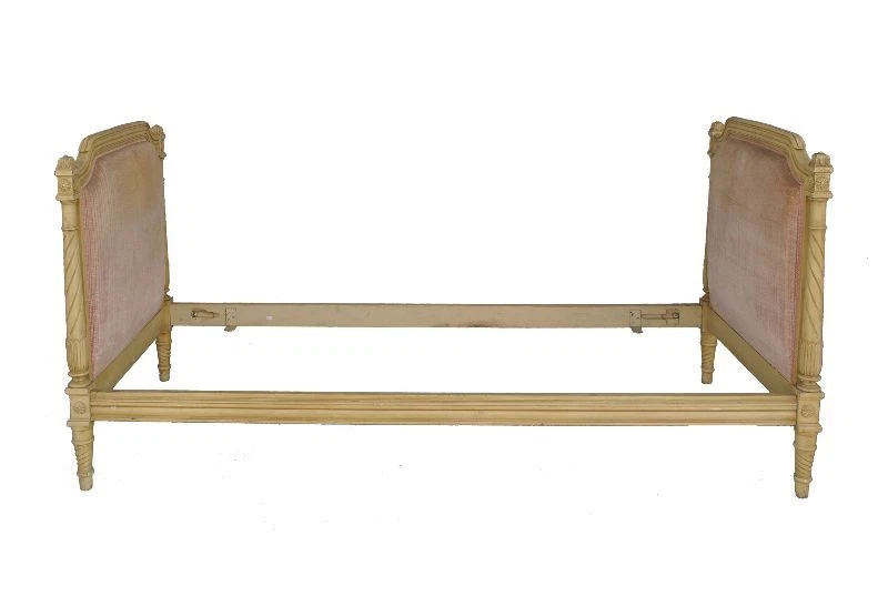 Lit français ancien du 19ème siècle en bois sculpté et cuir - En vente sur 1stDi