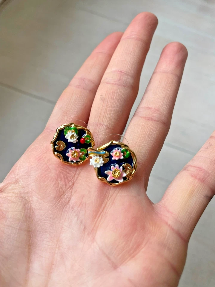 Aretes Les Nereides Flor Lirio Almohadilla Estanque 14K GP 3D Esmalte Foto 3 de 4