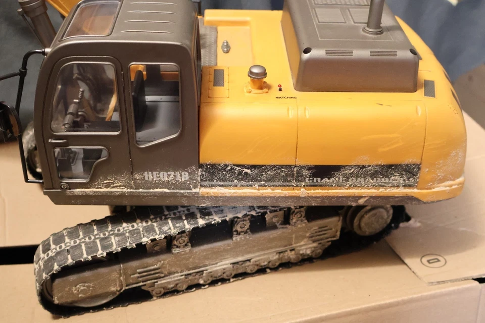 Carson 1:12 Raupenbagger mit Greifer RC Dirt Look ohne Sender Vitrinenmodell - Bild 2 von 4