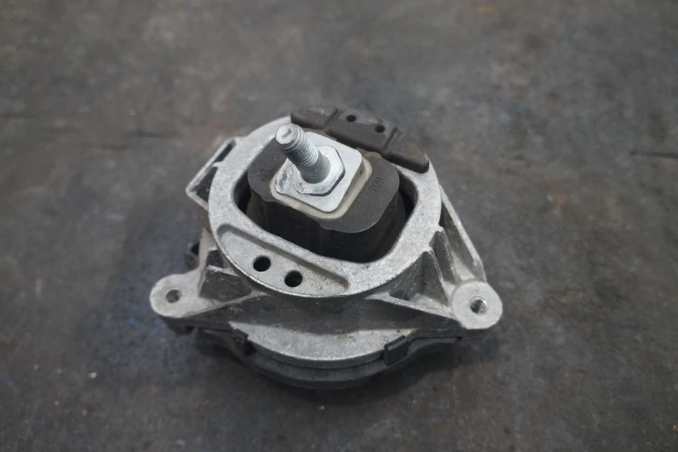 Soporte de montaje motor motor izquierdo 22112284817 OEM BMW M4 F82 2015-20 M3 M2 Foto 2 de 3