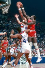 Orlando Woolridge of the Chicago Bulls 1981 Basketball Photo 5