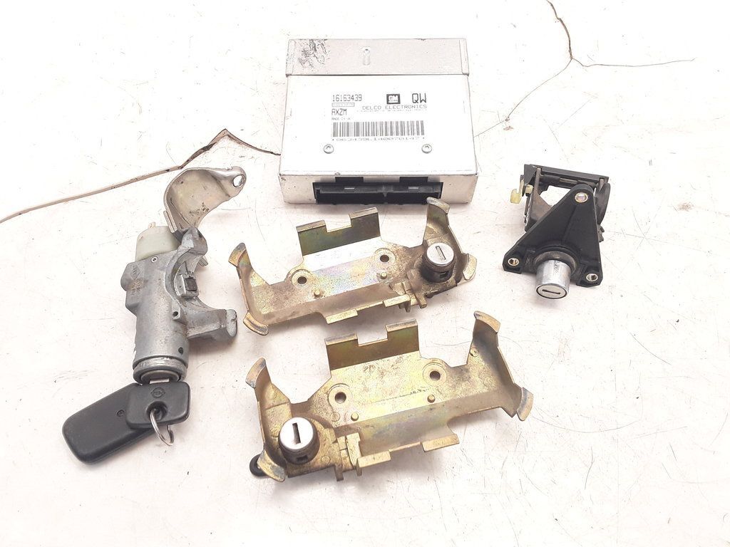 Opel Corsa B 1.4i 44kW Petrol 1995 Engine ECU kit and lock set