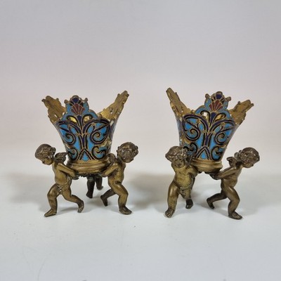 Antikes Paar Champleve Emaille Bronze Töpfe Cherubs aus dem 19. Jh. halten die Töpfe hoch