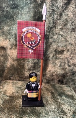 1x ORIGINAL LEGO MINI SCOTSMAN w/ Textil Kilt BUCHAN CLAN +Flag on Flagpole