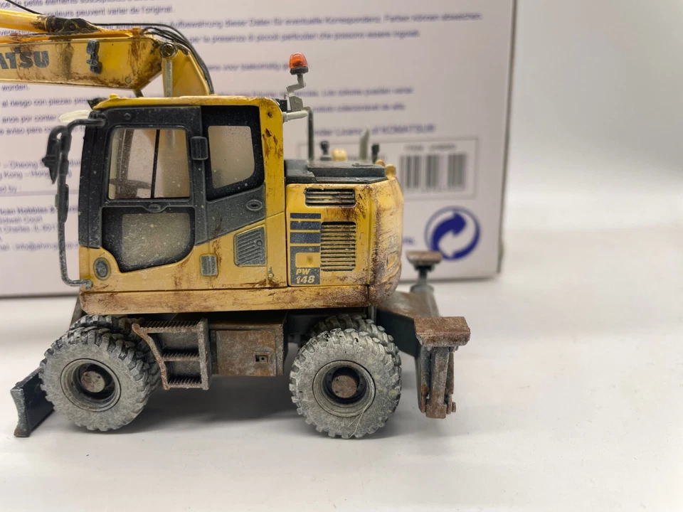Komatsu PW148-10 Wheeled Excavator Muddy Version 1:50 Scale DieCast Model UH8083 - Image 2 of 4